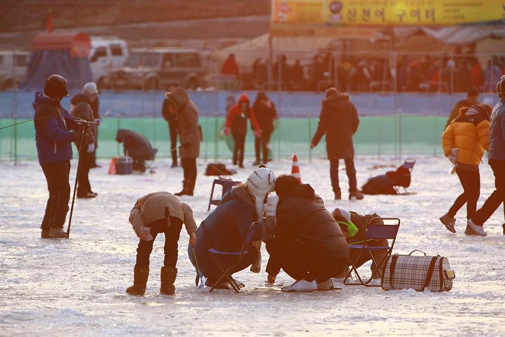 韓國的冬季除了滑雪，還可體驗雪盆、冰釣和多樣的冬季慶典。(韓國觀光公社提供)