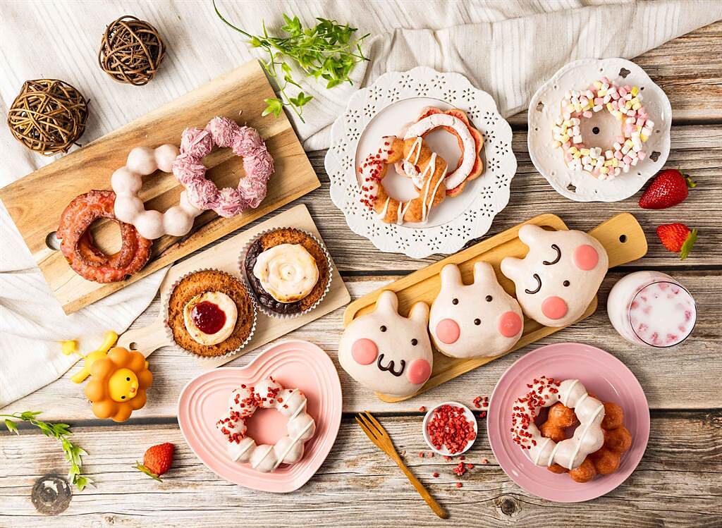 Mister Donut搭草莓季推出9款草莓季新品，其中「草莓蜜桃雪兔」造型甜甜圈以Q萌外觀圈粉，55元。（Mister Donut提供）