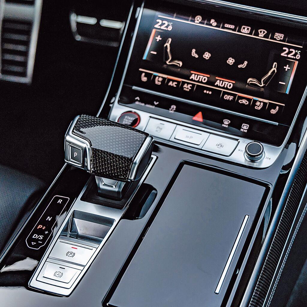 Audi S8採用鏡面飾板搭配碳纖維材質飾板。（台灣奧迪提供）