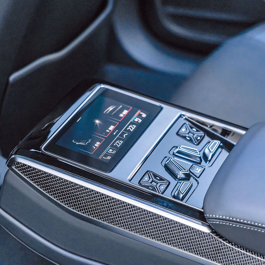 Audi S8後座5.7吋OLED智聯控制面板。（台灣奧迪提供）