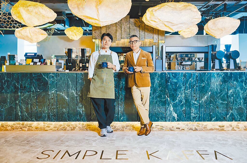 台北101大樓事業處營運長劉家豪（右）與世界咖啡師大賽冠軍吳則霖（左）。（台北101提供）