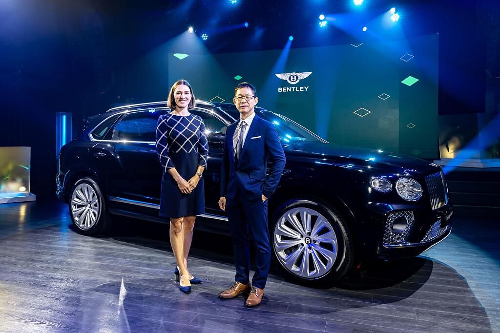Bentley Asia Pacific Sales Manager Katya Zavialova（左）與Bentley品牌總經理胡邁淵一同發表Bentayga Extended Wheelbase。（永三汽車提供）