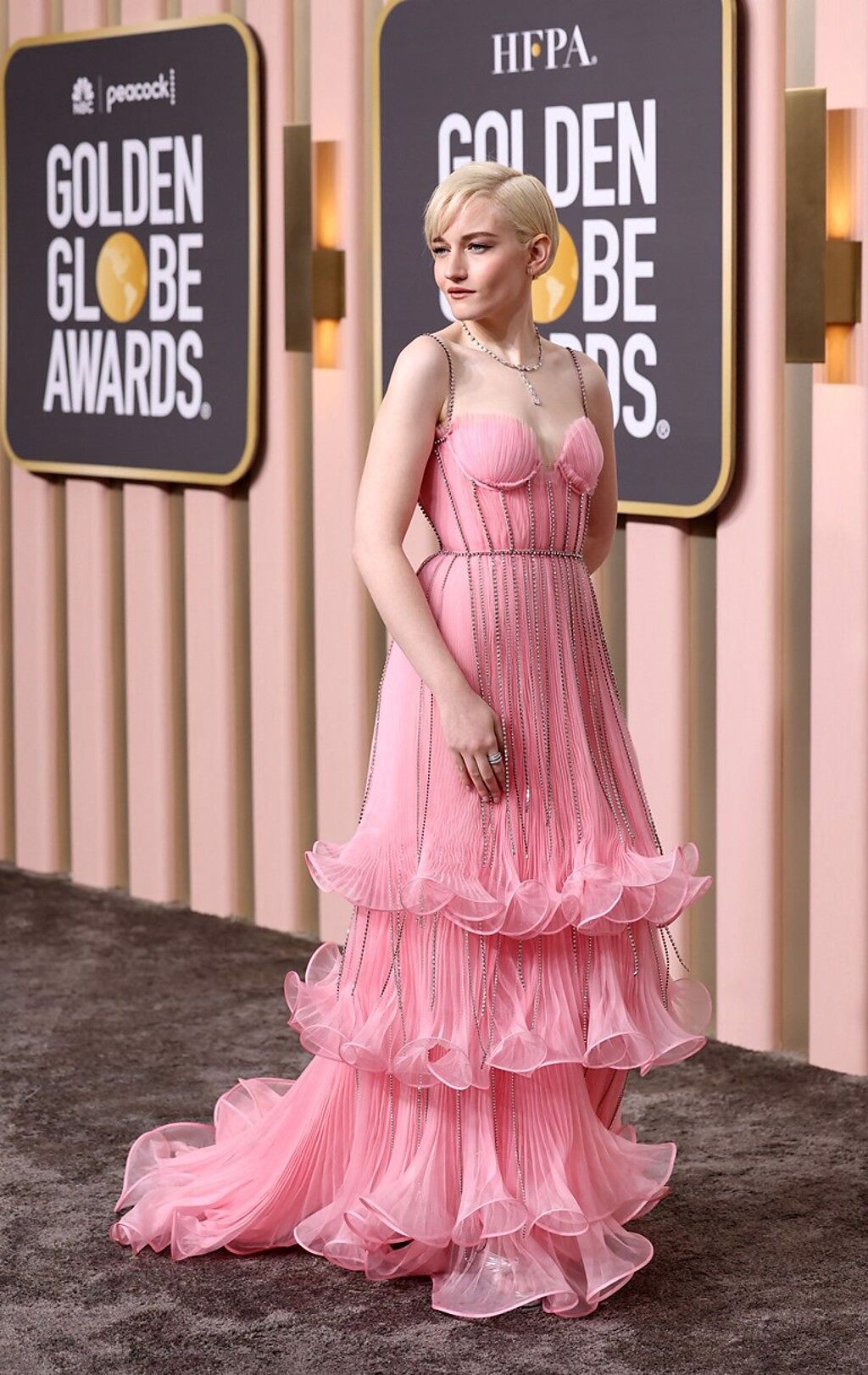 以《創造安娜》入圍金球獎的茱麗雅加納穿GUCCI粉紅色馬甲禮服。（路透社）
