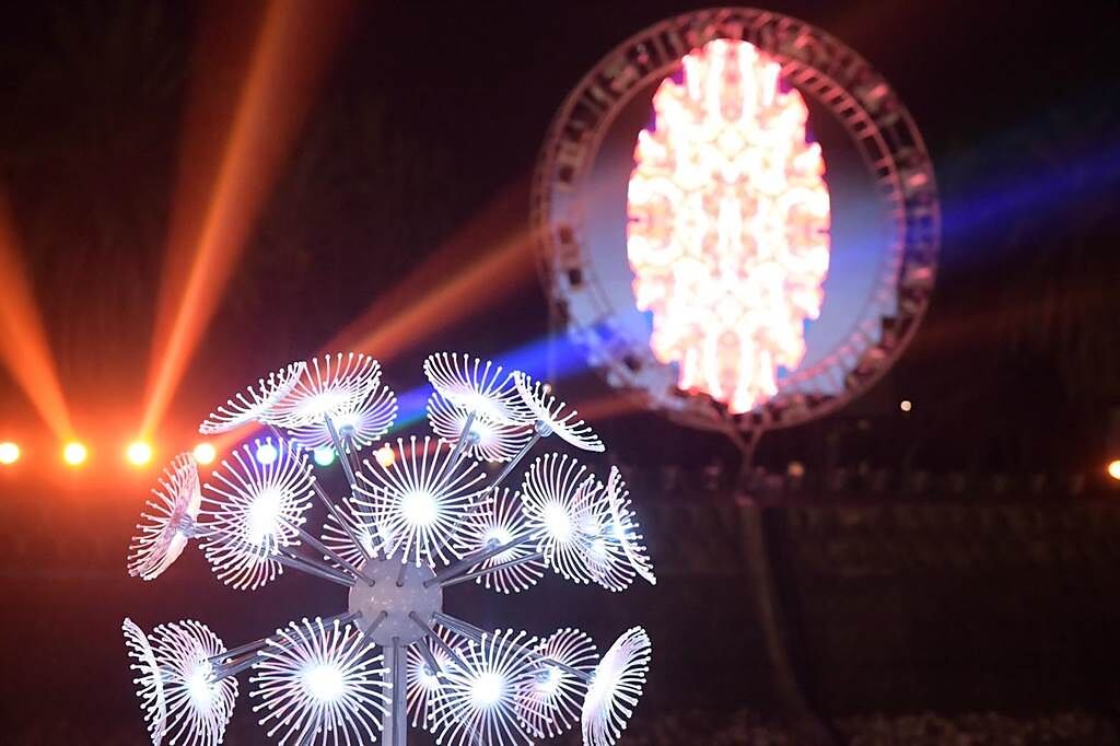 新春假期，花蓮縣政府在南濱公園舉辦「太平洋燈會」，以科技藝術主燈秀、創作燈等點亮觀光熱潮。（花蓮縣政府提供／王志偉花蓮傳真）