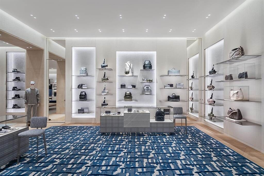 男裝區有一貫的沉穩與俐落，水藍色抽象地毯亦帶來視覺清爽感。（Dior提供）