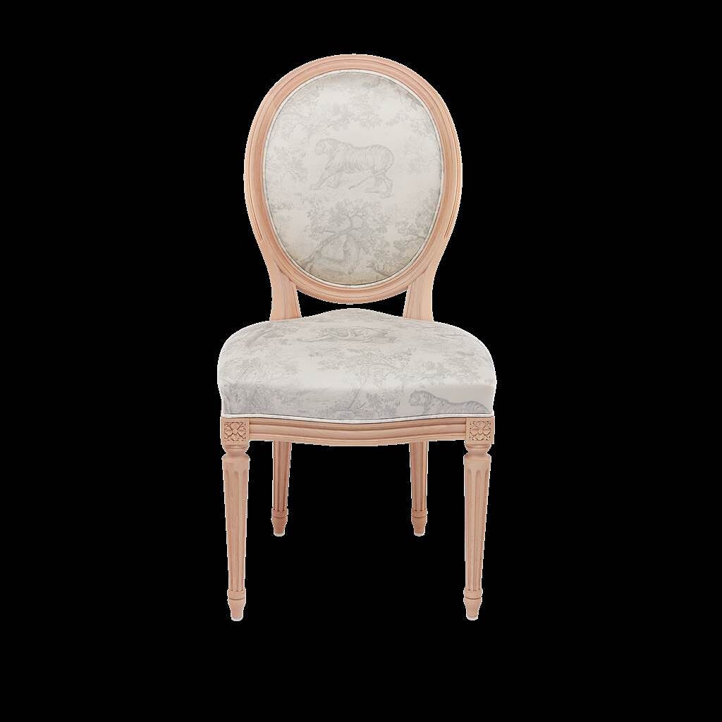 Dior過去少見的傢俱系列，現在也能在101親身接觸。Dior Toile de Jouy 灰色法式印花圓背椅，售價12萬元。（Dior提供）