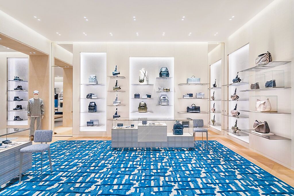 男裝區有一貫的沉穩與俐落，水藍色抽象地毯亦帶來視覺清爽感。（Dior提供）