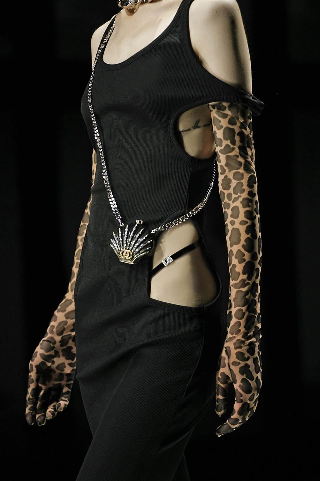 Gucci 2023春夏系列貝殼型小包，看起來只能放飾品，但作為穿搭配件使用十分吸睛。（Gucci 提供）