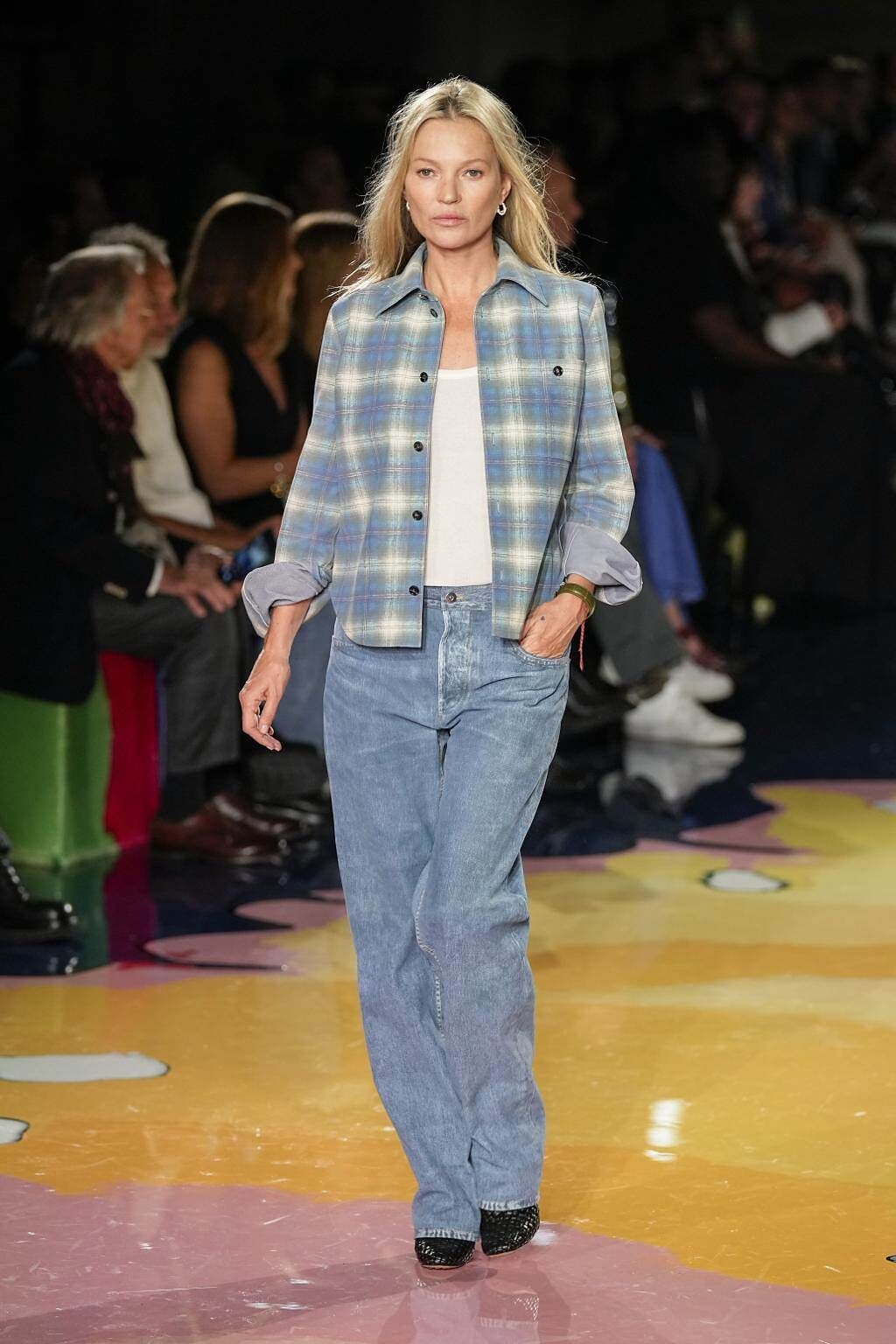Bottega Veneta邀請凱特摩絲以襯衫牛仔褲的造型登上伸展台，然而身上單品其實皆以皮革打造，經繁複上色工藝製程類似丹寧、襯衫的效果。（美聯社）