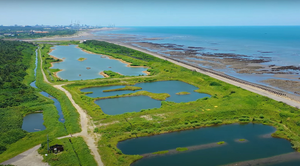 許厝港濕地擁有潮間帶、沼澤、沙洲等豐富多樣的生態環境。(圖／桃園市政府環保局)