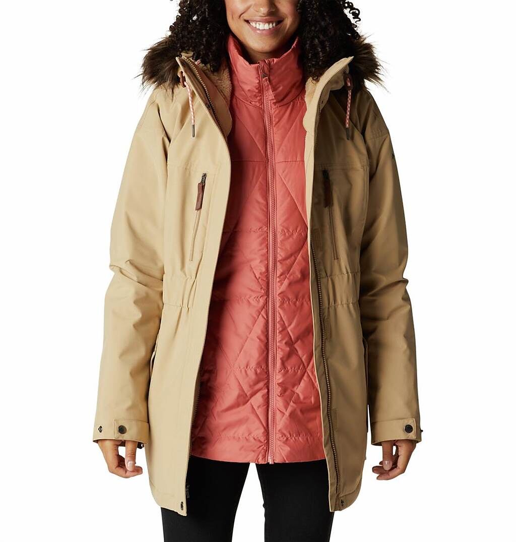 Columbia Omni-Tech女性防水極暖兩件式外套，女款卡其色，1萬800元。（Columbia提供）
