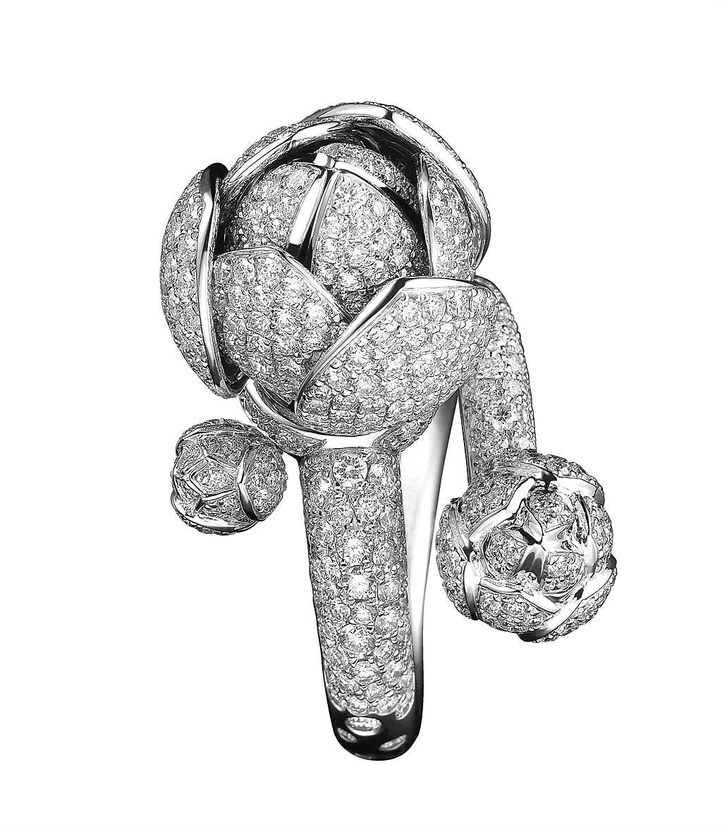 Qeelin Corolle de Lotus 18K白金、鑽石及紅寶石戒指，售價141萬3500元。（Qeelin提供）
