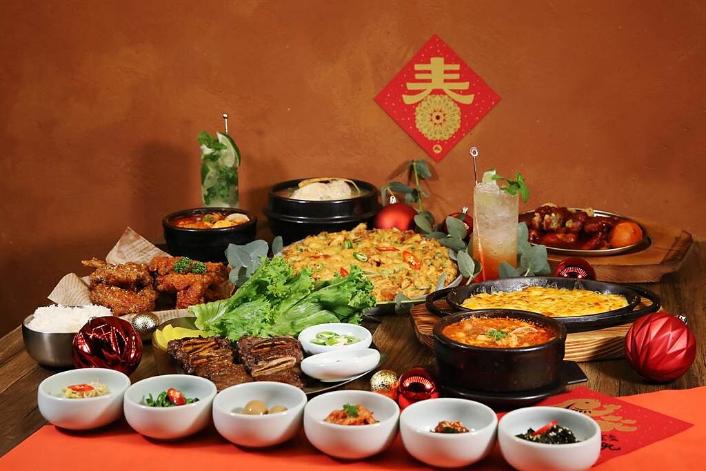 「FOND訪韓國傳統豆腐鍋」推出「四人新春團圓餐」，含服務費優惠價3888元，約原價77折。(風間餐飲集團提供)
