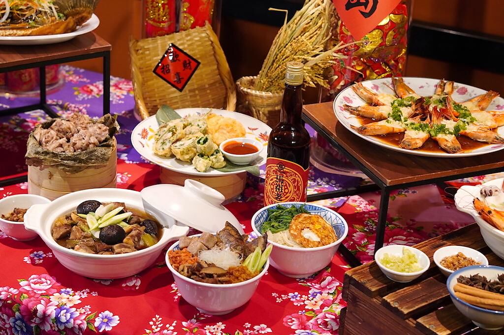 台北遠東香格里拉遠東Cafe推出「寶島好食節」，將各式台灣經典美食端上餐檯。（何書青攝）
