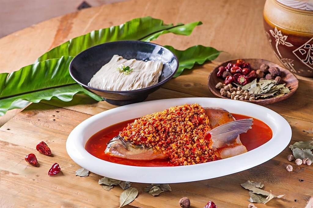 「湘味剁椒魚頭」是主廚力薦的招牌料理，非常下飯，搭配麵條食用也適合。（北投大地酒店提供）