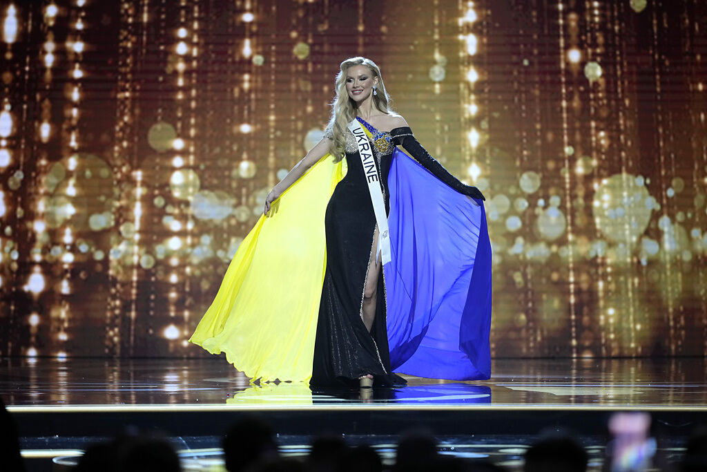 11日，阿帕娜森珂在預賽中亮相的則是另一套烏克蘭國旗配色的晚禮服。(圖/美聯社)  