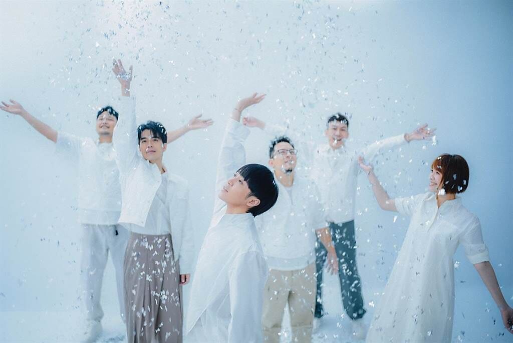 魚丁糸日前推出新歌MV，團員們分別接力直播，熱情與粉絲互動。（環球音樂提供）