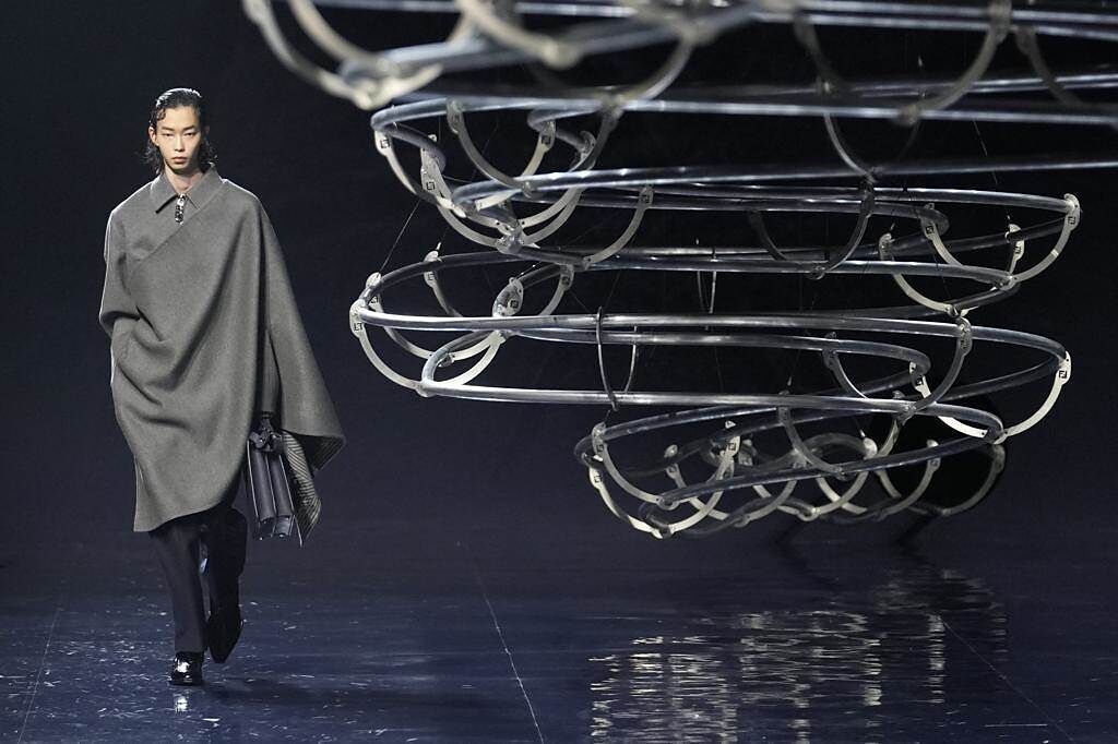 FENDI 2023秋冬男裝系列選址於品牌米蘭總部，並把秀場打造成巨大彈珠台。（美聯社）