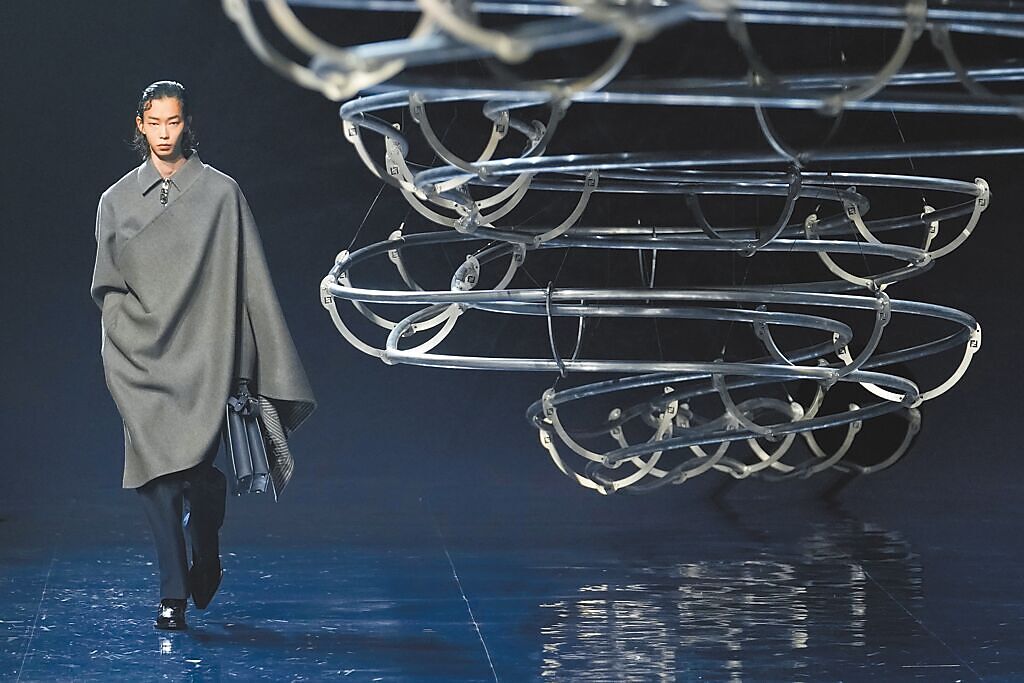 FENDI 2023秋冬男裝系列選址於品牌米蘭總部，並把秀場打造成巨大彈珠台。（美聯社）