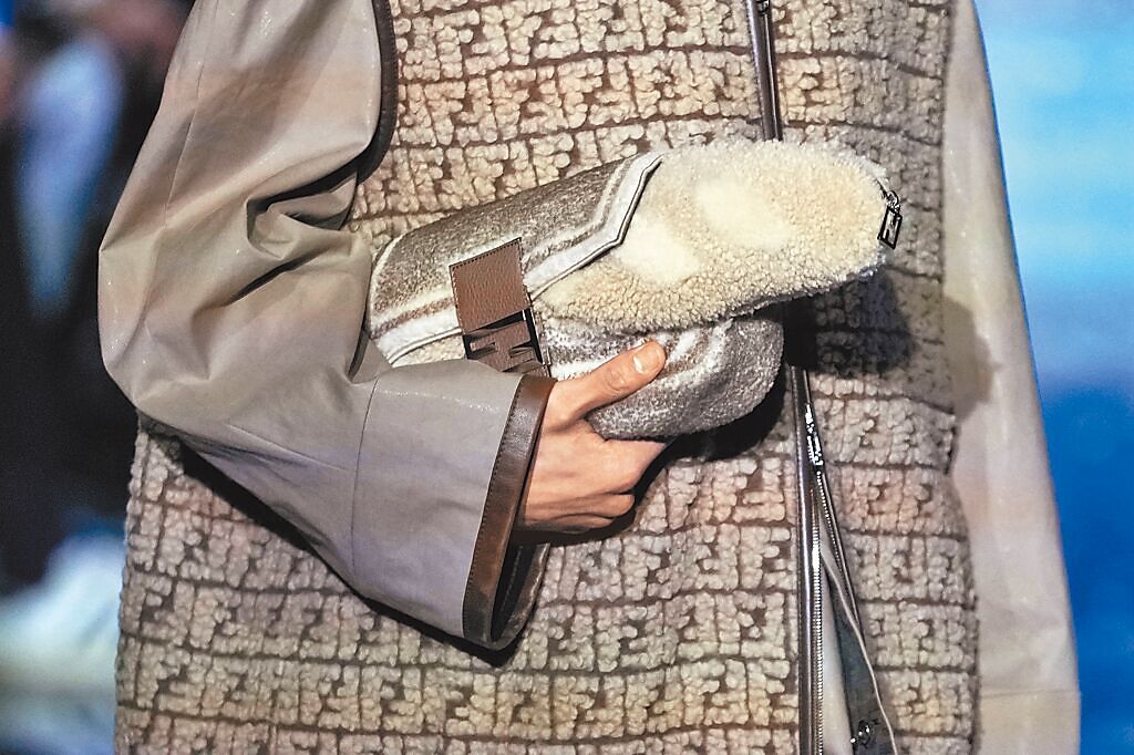 FENDI將羊絨塑造的「法棍」藏於包內，遠看宛若模特兒們真拿麵包上伸展台。（CFP）