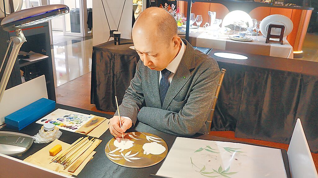 Noritake彩繪大師山田智嗣現場手繪「盈月與兔」圓盤。（旺代提供）