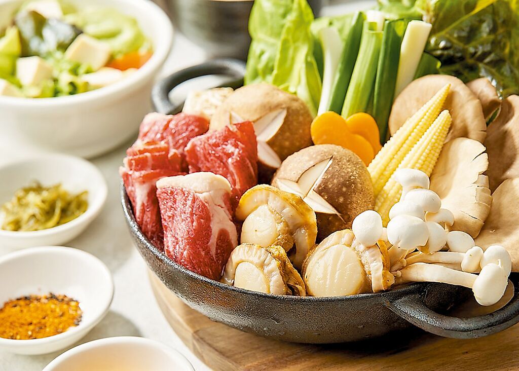 樂雅樂特選牛肉壽喜鍋搶攻冬季市場，即日推出「味旅青森」。（樂雅樂提供）
