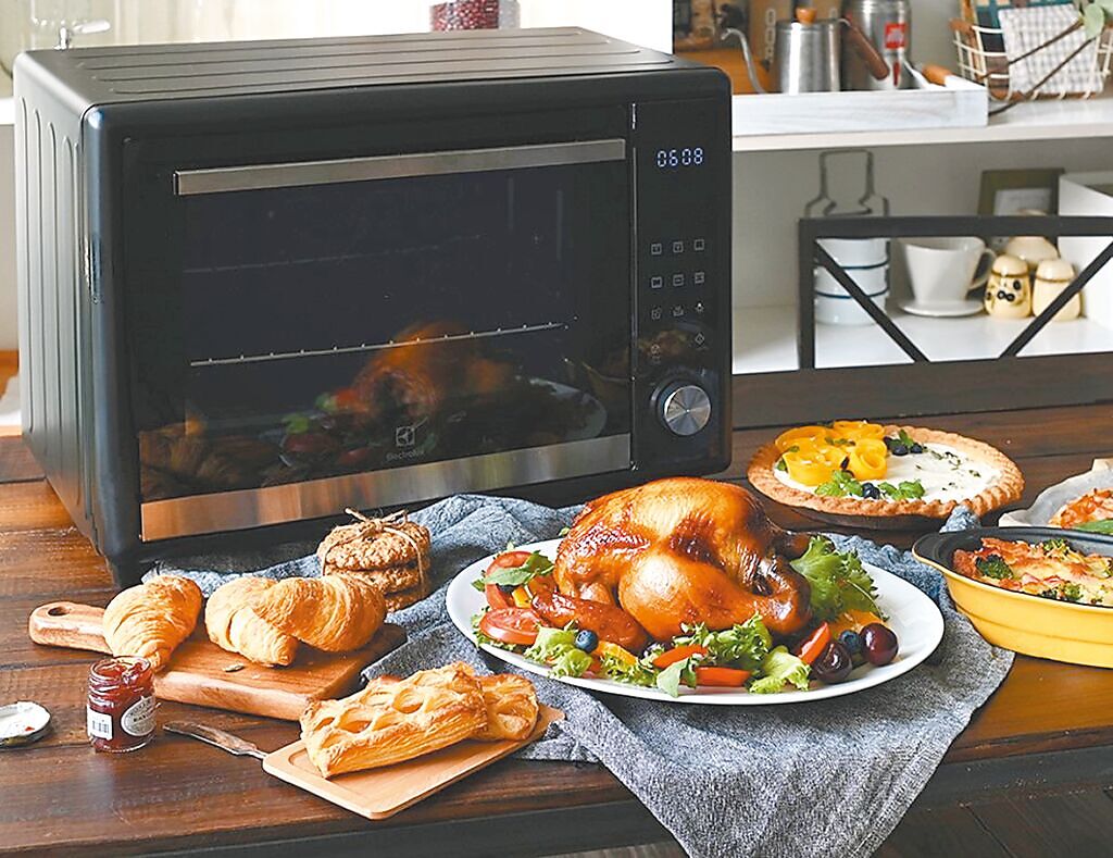 momo購物網的伊萊克斯40L電子式精準控溫旋風烤箱，市價5990元，31日前享優惠價2999元。（momo購物網提供）