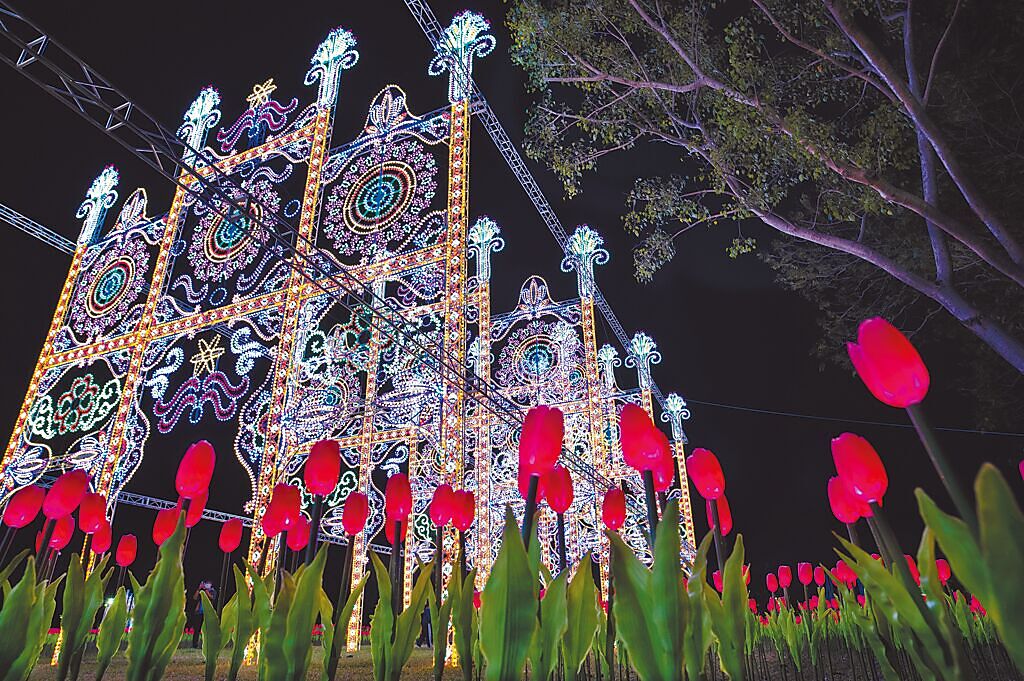屏東縣民公園燈區以「巴洛克藝術」為主題，主燈「南境之光」讓觀賞者彷彿置身歐式宮廷。（屏縣府提供）