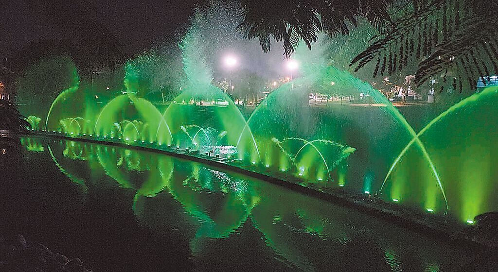 屏東市復興公園特別規畫水舞燈光秀，利用多變水舞姿態設計多款水型變化，現場繽紛炫目。（屏縣府提供）