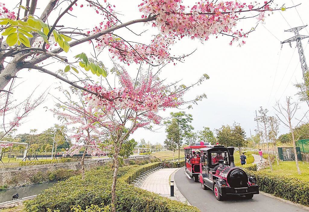 屏東縣民公園提供遊園車及隨車導覽服務，讓遊客體驗不同以往的遊程感受。（屏縣府提供）