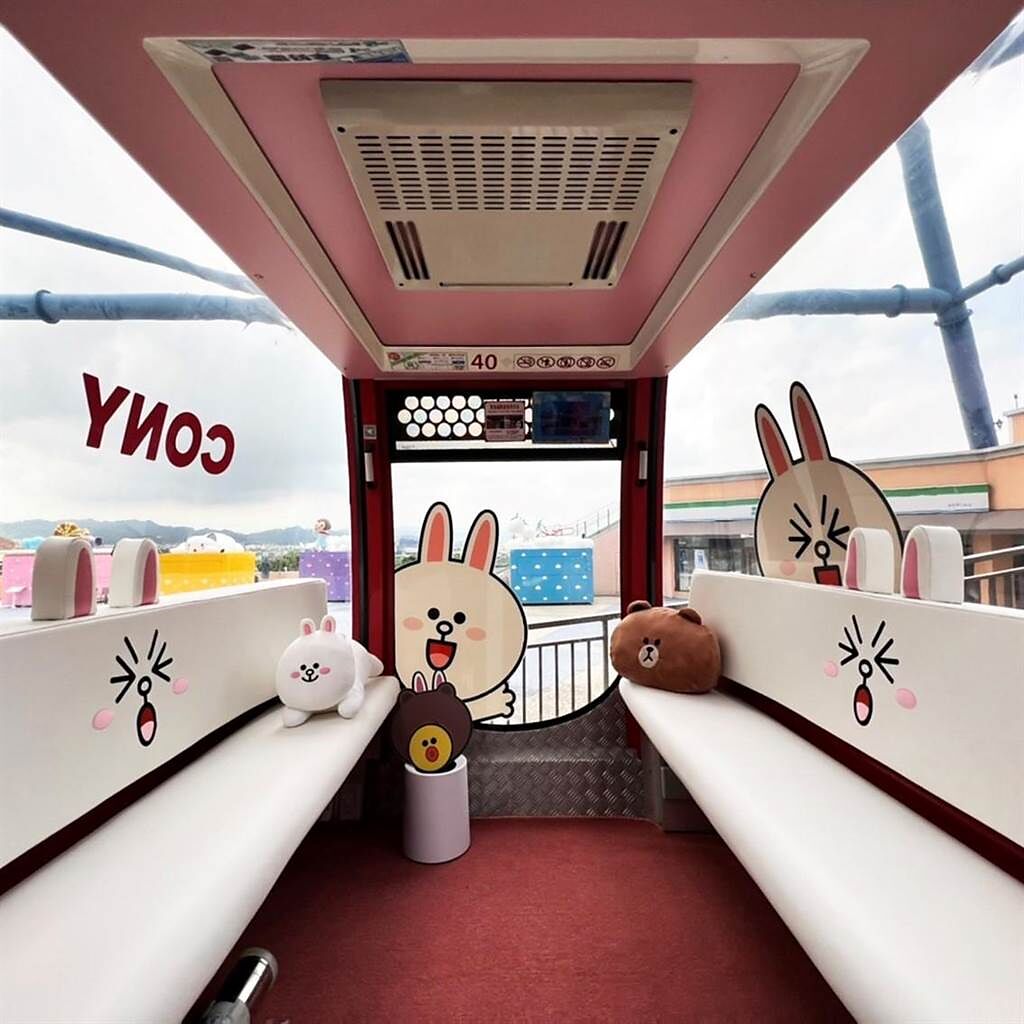 天空之夢摩天輪有專屬兔兔的主題車廂，車廂內外充滿著兔兔的貼圖佈置還有抱枕等。（麗寶樂園渡假區提供）