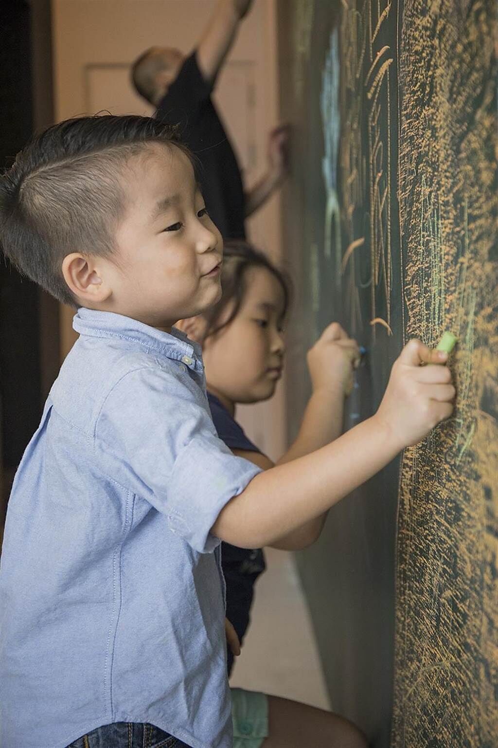 主題房內長達三公尺的大型磁性黑板塗鴉牆，讓孩子們想怎麼作畫就怎麼畫。(老爺酒店集團提供)