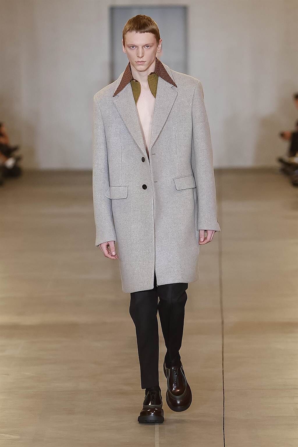 Prada 2023秋冬男裝系列，撞色拼接的尖形領口十分亮眼。（Prada提供）
