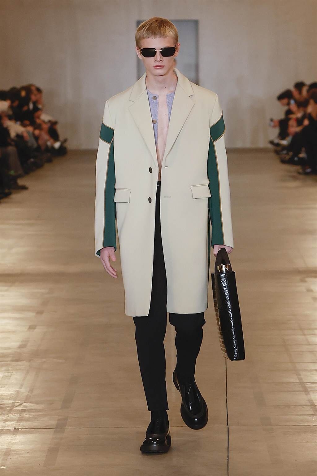 Prada 2023秋冬男裝系列以「LET'S TALK ABOUT CLOTHES」為題聚焦服裝輪廓。（Prada提供） 