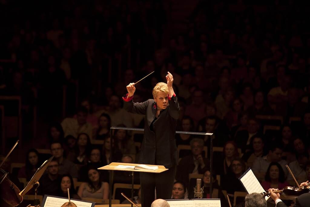 古典音樂圈女性指揮家翹楚瑪琳艾索普的紀錄片《瑪琳艾索普：首席女指揮》，將在2月3日上映。（造次文化提供）
