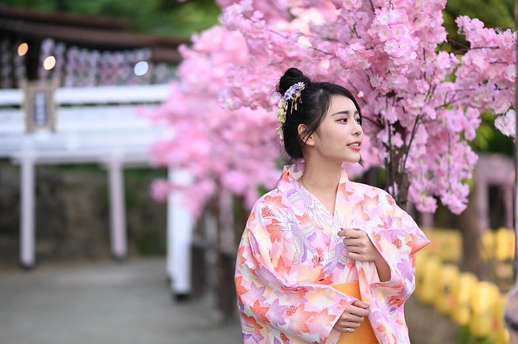 全新開幕的「千野村日式景觀餐廳」，旅客可穿著和服漫步在櫻花步道下。(Klook提供)
