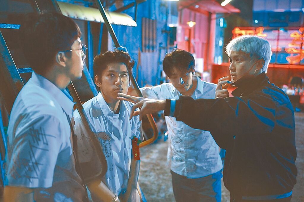 《黑的教育》導演柯震東（右起）常和宋柏緯、朱軒洋、蔡凡熙講戲交流。（禾豐九路提供）