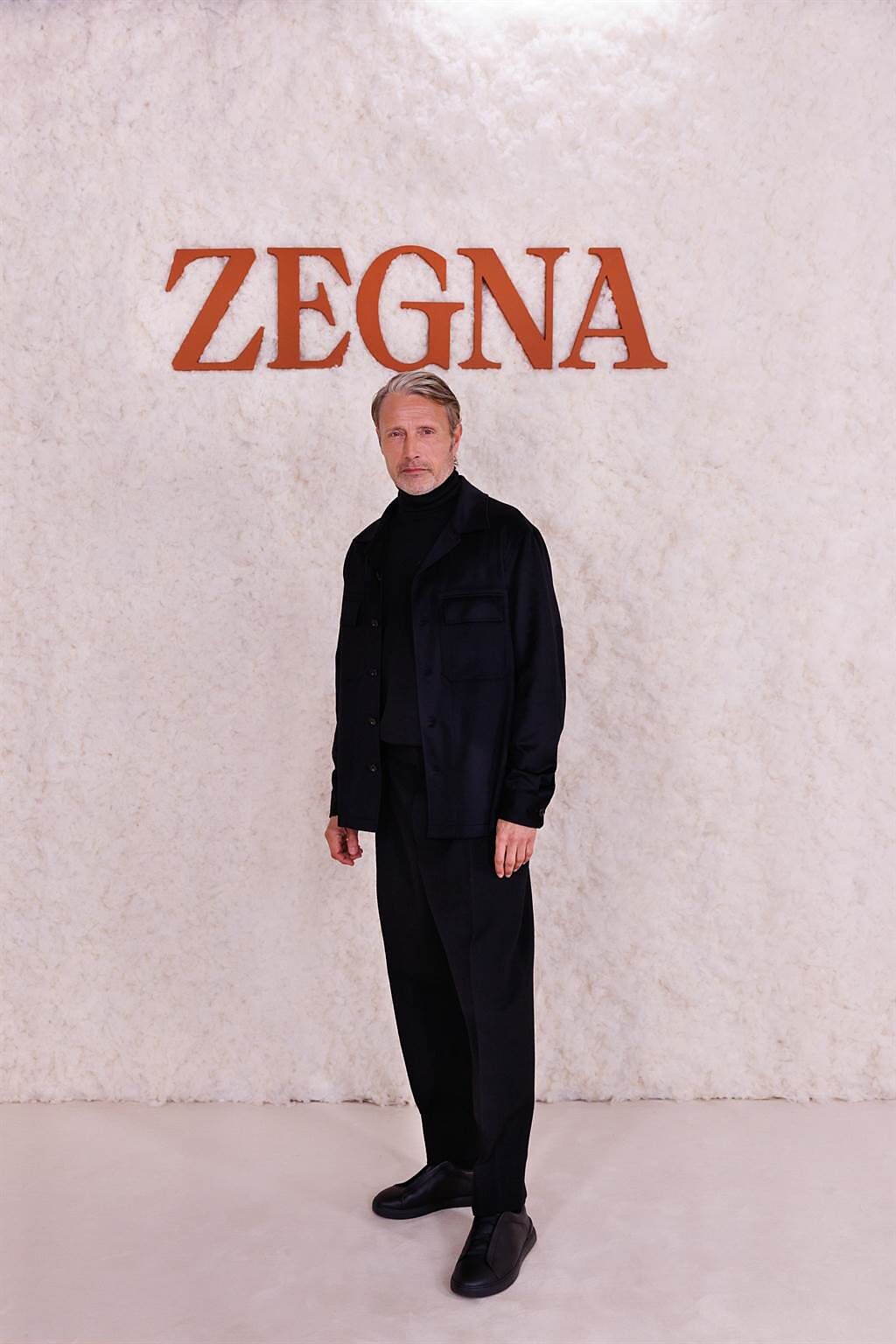 《人魔》邁茲米克森出席Zegna傑尼亞2023冬季系列。（Zegna提供）