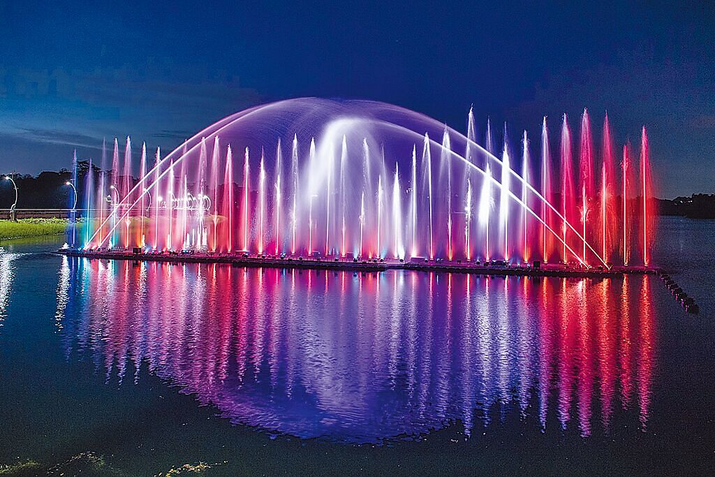 嘉義市蘭潭音樂噴泉，夜色炫麗迷人。（嘉義市政府提供／廖素慧嘉市傳真）