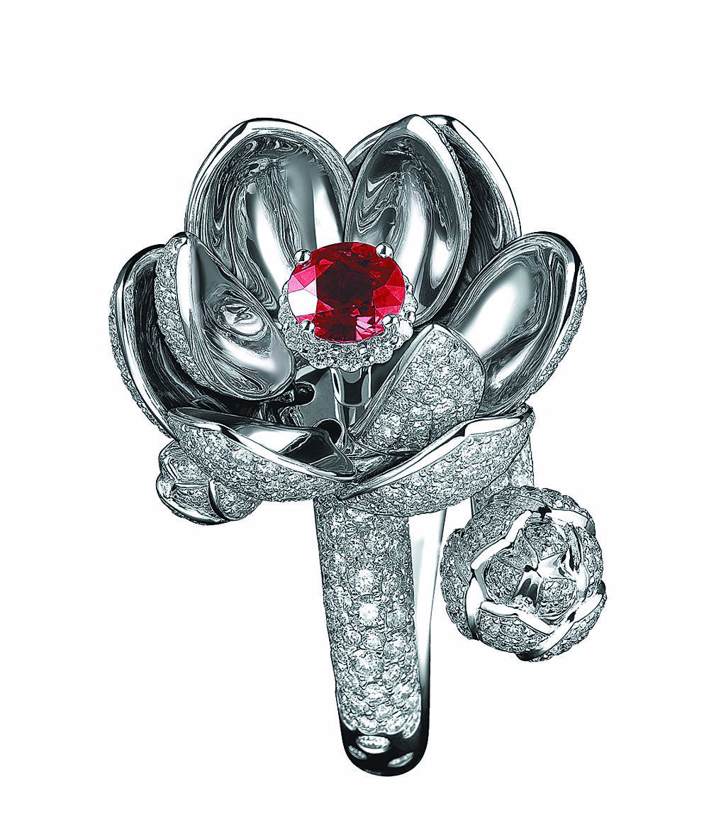 Qeelin Corolle de Lotus 18K白金、鑽石及紅寶石戒指，141萬3500元。（Qeelin提供）