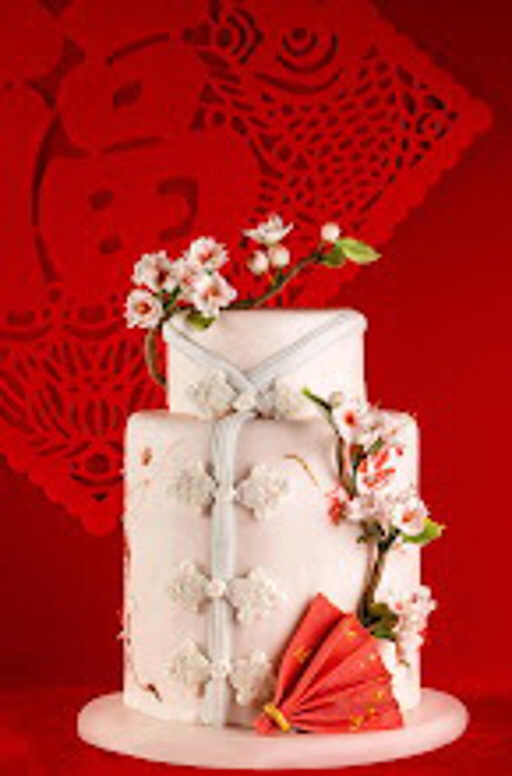 《SS Patisserie夏．精品甜點》客製翻糖蛋糕，以極致的翻糖工藝完美詮釋細緻的中國結與冬日盛開的櫻花。（圖／業者提供）