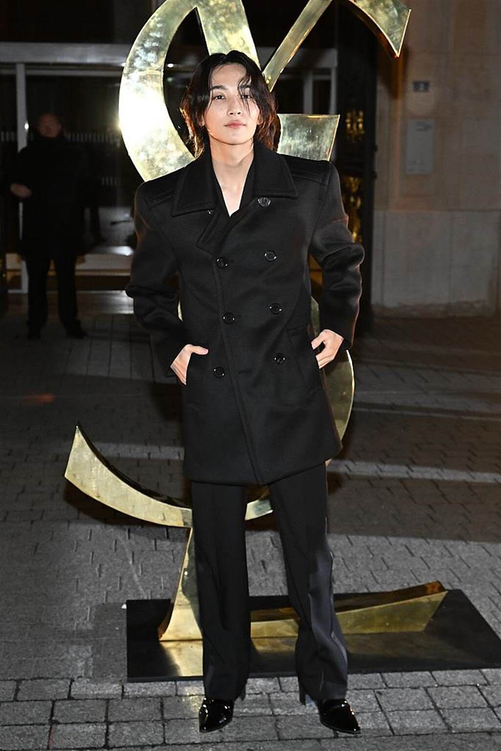 韓國歌手尹淨漢一身黑色西裝出席Saint Laurent活動。（CFP）