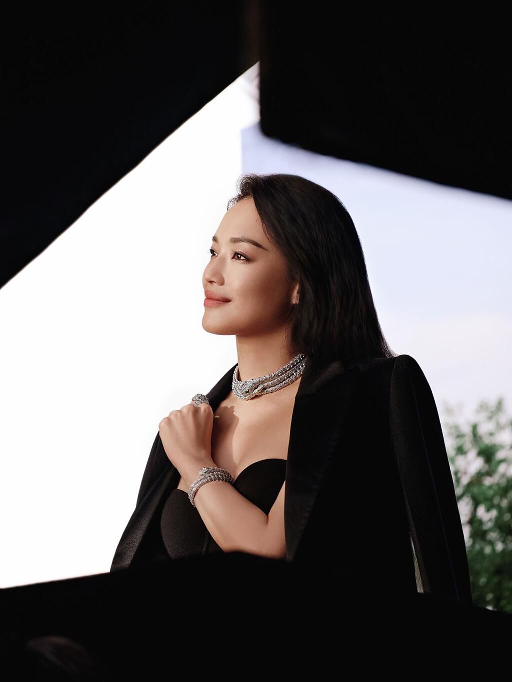 寶格麗品牌代言人舒淇在全新形象廣告中演繹Serpenti系列珠寶。（BVLGARI提供）