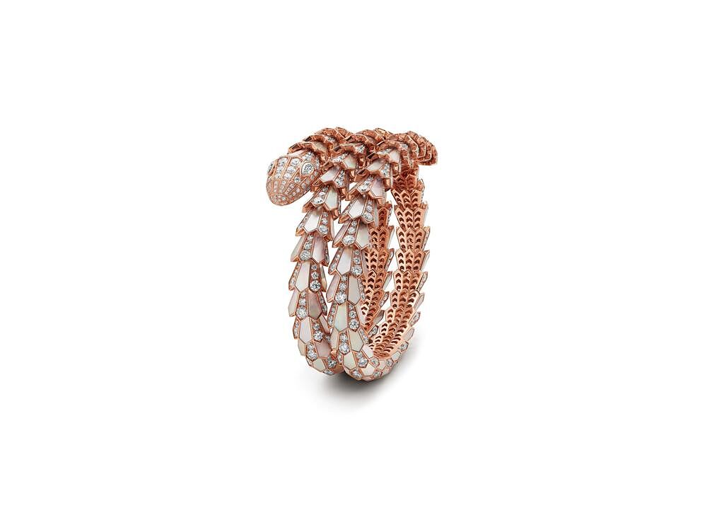 寶格麗Serpenti系列頂級珍珠母貝與鑽石手環。（BVLGARI提供）