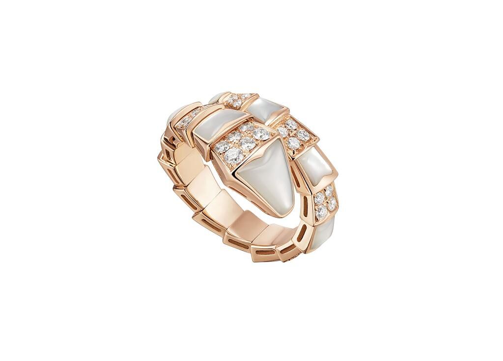 寶格麗Serpenti系列頂級珍珠母貝與鑽石戒指，35萬8400元。（BVLGARI提供）
