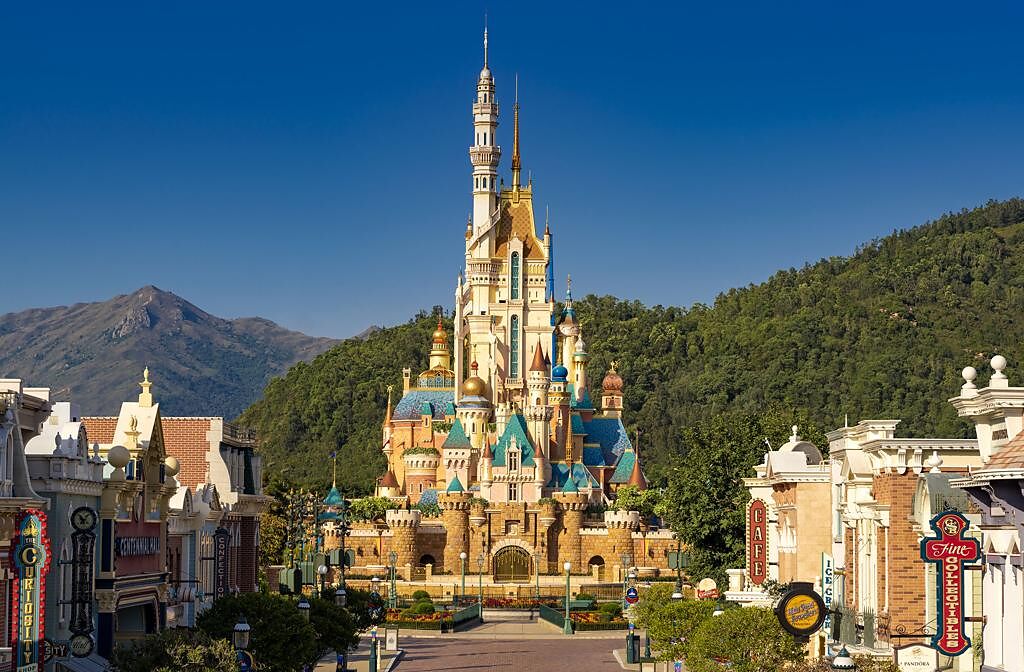在2020年換上新風貌的香港迪士尼地標「奇妙夢想城堡」。（香港迪士尼樂園度假區提供）