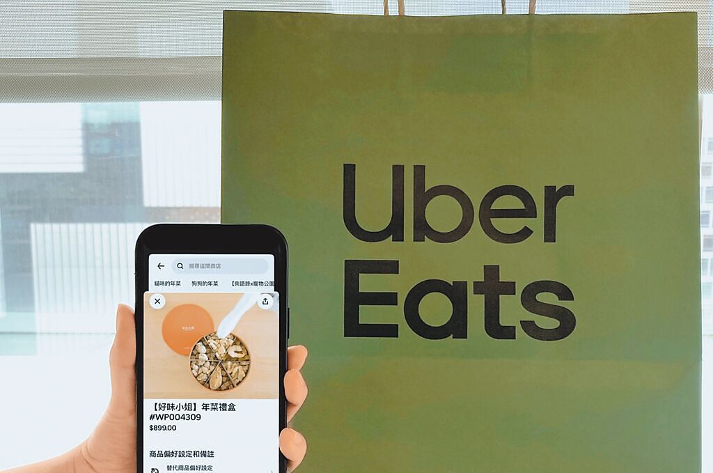 Uber Eats上隨點即送南門市場大連食品的山海珍寶、南北乾貨花菇干貝絲等精緻禮盒以外，還有台北士東市場的盒裝北海道生食級干貝、頂級限量特大野生烏魚子等年貨。（Uber Eats提供）