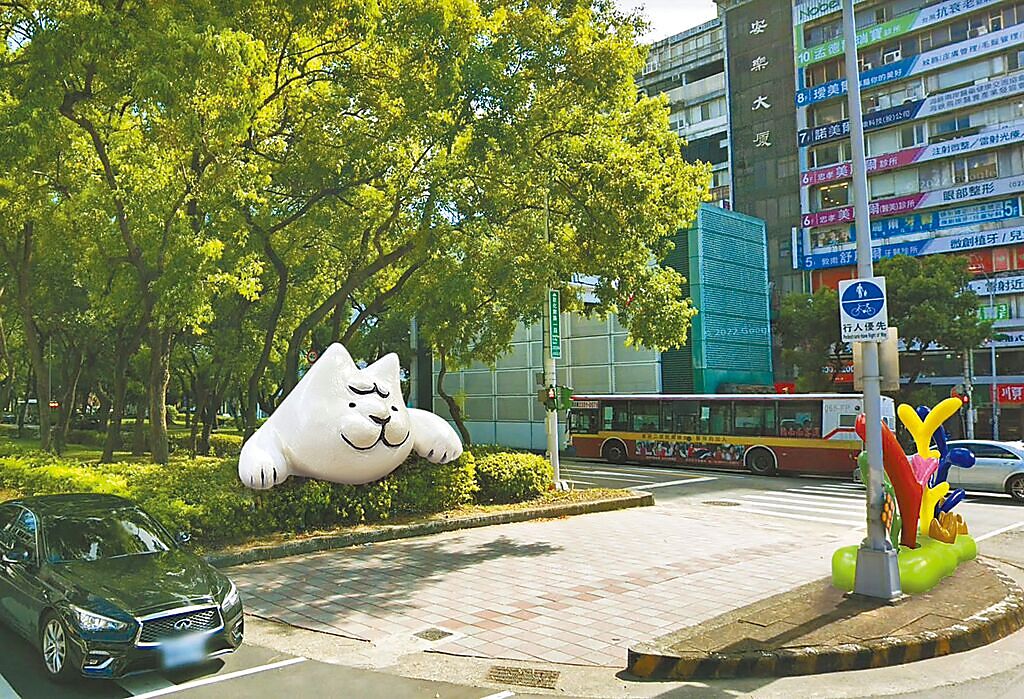 台灣藝術家蔡潔莘在台北市敦化南路口創作「城市後花園」。（台北市觀傳局提供／張立勳台北傳真）