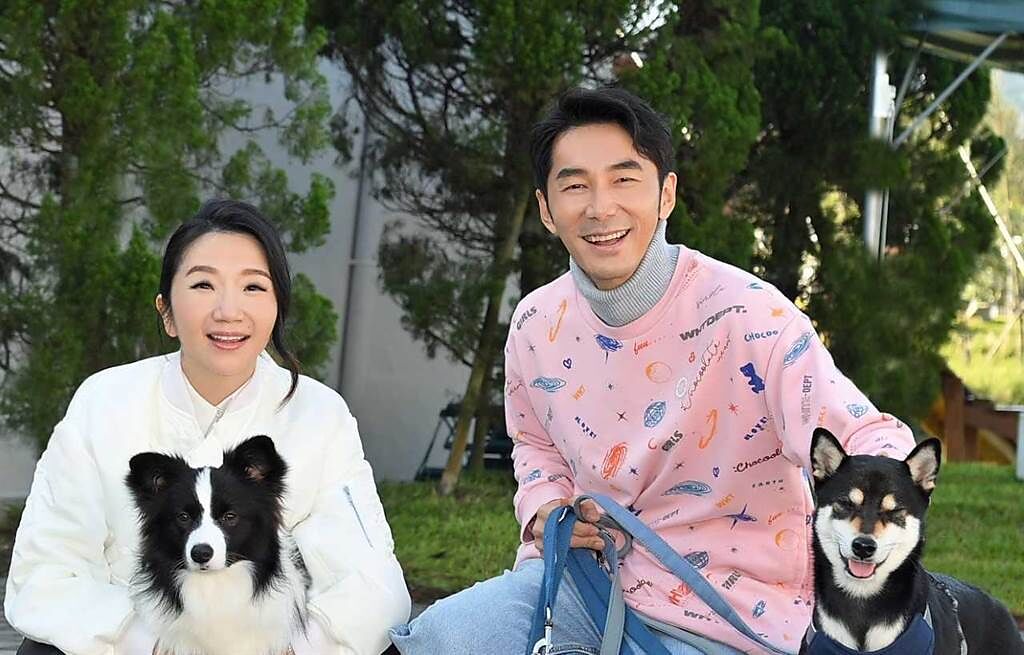 陶晶瑩（右）和李李仁都愛毛小孩，笑稱現在夫妻倆的愛都給了狗。（台視提供）