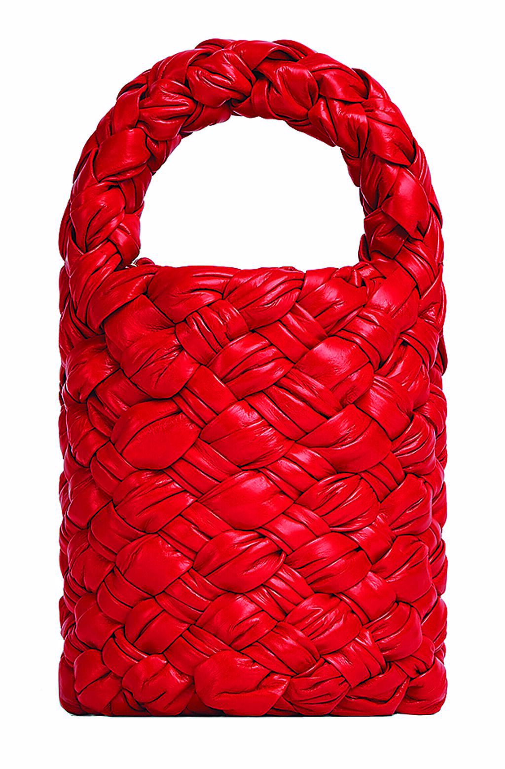 Bottega Veneta KALIMERO豔紅色水桶包，18萬4400元。（Bottega Veneta 提供）